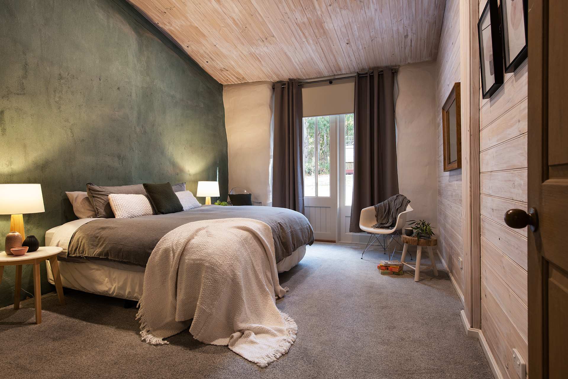 Feature wall bed